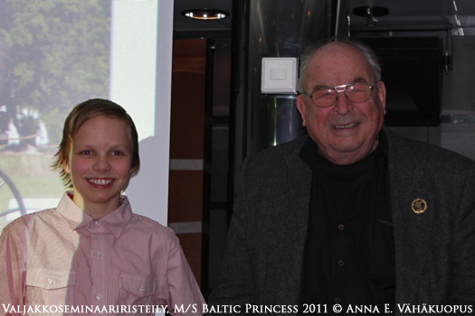 Lauri Vähä-Erkkilä sai toisen Rolf Simonsénin lahjoittamista palkinnoista.
Toisen palkinnoista sai Heidi Sinda, joka ei tällä kertaa ollut mukana...